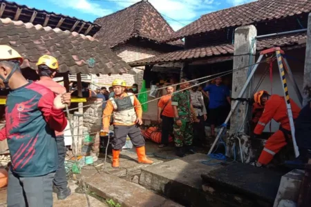BPBD Ponorogo Evakuasi Warga Meninggal Tercebur Sumur Foto BeritaJatim.com