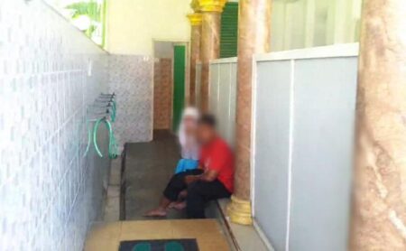 Dua Pelajar SMK Gresik Digerebek Warga, Diduga Mesum di Toilet Musala Foto BeritaJatim.com