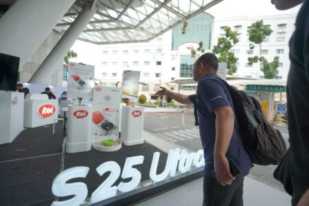 Pengunjung Berebut Ikut Lelang S25 Ultra di Ajang Itel S25 Festival WTC Surabaya Foto BeritaJatim.com