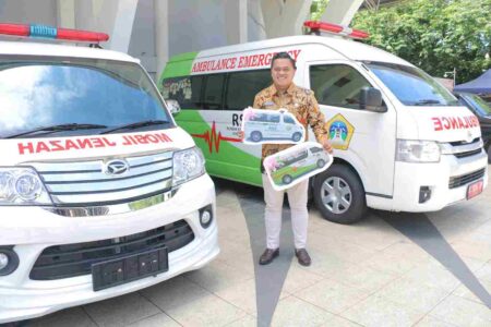 Gresik Fokus Tingkatkan Pelayanan Kesehatan dengan Mobil Ambulans dan Program Strategis Foto BeritaJatim.com