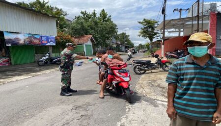 Dampak Erupsi Gunung Raung, Muspika Sumberwringin Mulai Bagikan Masker ke Warga Foto BeritaJatim.com