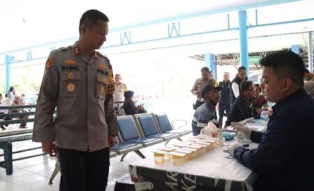 Polres Mojokerto Kota Gelar ‘Ramp Check’ dan Tes Urine di Terminal Kertajaya Foto BeritaJatim.com