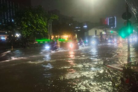 Banjir Surabaya Parah!, Urbaning Desak Pemkot Fokus Keadilan Ruang dan RTH Foto BeritaJatim.com
