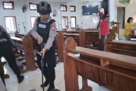 Polisi Lakukan Sterilisasi Gereja Jelang Perayaan Natal di Magetan Foto BeritaJatim.com