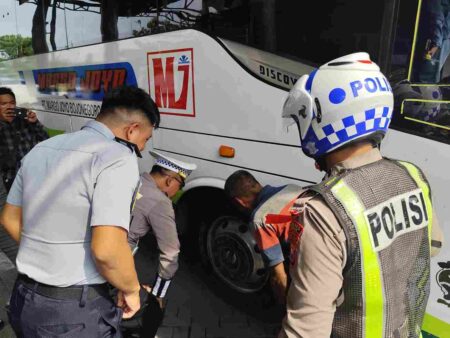 Puluhan Sopir Bus Jalani Tes Urine di Terminal Bunder Gresik Foto BeritaJatim.com