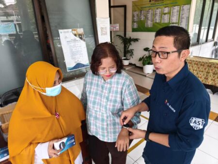 Cegah Stroke Sejak Dini, XL Axiata Bagikan JAGATARA di Puskesmas Medokan Ayu Surabaya Foto BeritaJatim.com