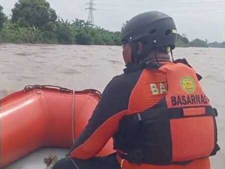 Dicari Radius 10 Km, Korban Ceburkan Diri ke Sungai Brantas Belum Ditemukan Foto BeritaJatim.com
