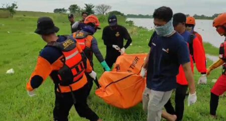 Warga Lamongan yang Terseret Arus Sungai Bengawan Solo di Gresik Akhirnya Ketemu Foto BeritaJatim.com