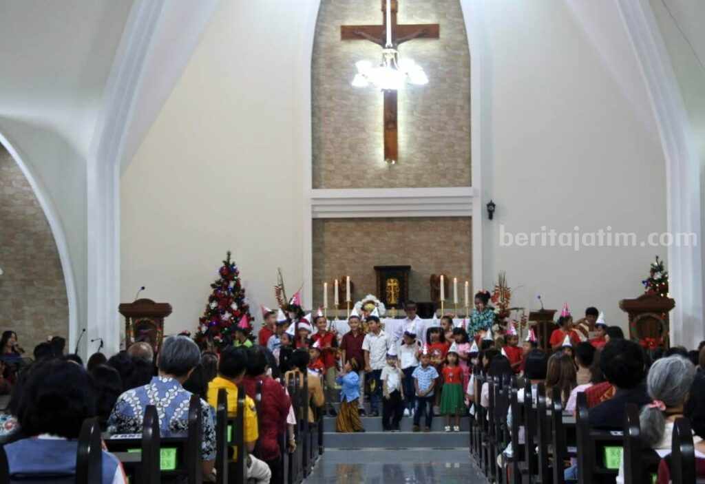 Meriahkan Natal, Gereja ST Thomas Aquinas ITN Malang Adakan Misa Malam dan Pesta Anak Foto BeritaJatim.com
