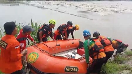 70 Orang Mencari Korban Ceburkan Diri ke Sungai Brantas Foto BeritaJatim.com