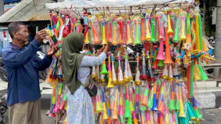 Tahun Baru 2025 Makin Dekat, Saatnya Pedagang Terompet Tampil Foto BeritaJatim.com