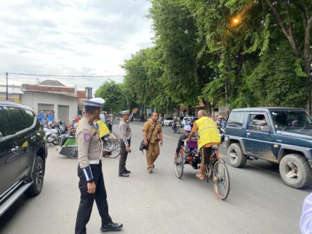 Pergantian Tahun Baru, Arus Lalu Lintas Jalur Pantura di Tuban Terpantau Ramai Lancar Foto BeritaJatim.com