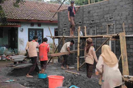 Tutup tahun 2024, Kwarda Jatim Beri Bantuan Pemugaran Rumah Tidak Layak Huni di Jember Foto BeritaJatim.com