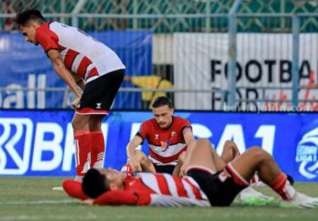 Sempat Samakan Skor, Madura United Gagal Amankan Poin dari Persebaya Foto BeritaJatim.com