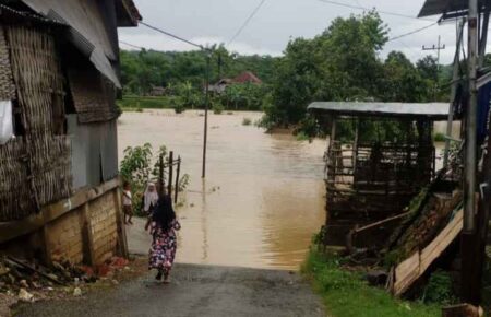 Intensitas Hujan Akibatkan Jalan Poros di Pamekasan Terendam Banjir Foto BeritaJatim.com