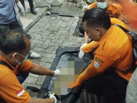 Jasad Bayi Laki-laki Ditemukan Tersangkut di Mesin Penyaring Sampah Surabaya Foto BeritaJatim.com