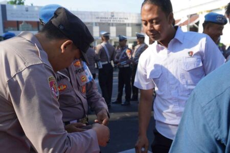 Pastikan Kelayakan Alat untuk Jaga Masyarakat Surabaya, AKBP Wimboko Periksa Senpi Anggota Foto BeritaJatim.com