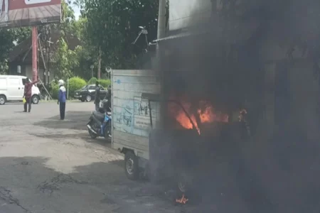 Mobil Boks di Ponorogo Terbakar, Diduga Korsleting Kelistrikan Foto BeritaJatim.com