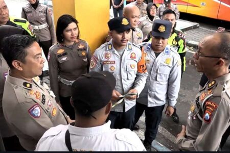 Jelang Libur Nataru, Ditlantas Polda Jatim Cek Kendaraan Umum Foto BeritaJatim.com