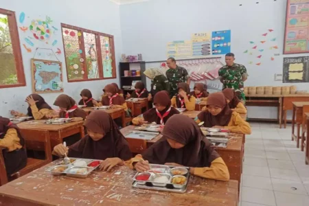Tinjau Uji Coba Program Makanan Bergizi Gratis di Ponorogo, Aslog Kasdam V/Brawijaya Dorong Generasi Sehat untuk Indonesia Foto BeritaJatim.com