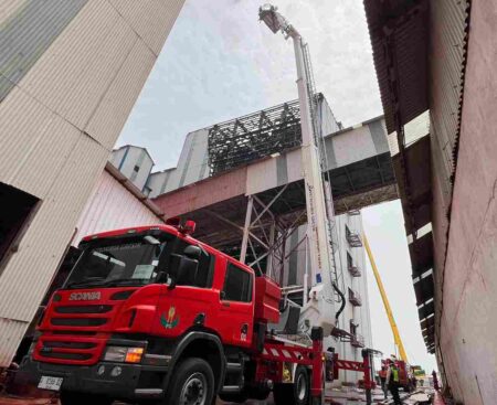 Pabrik NPK PG Terbakar, Dalam Hitungan Menit Berhasil Dipadamkan Foto BeritaJatim.com
