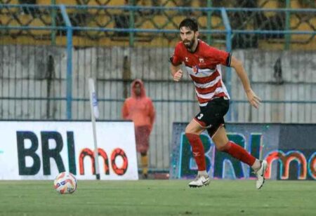 Bek Madura United Komitmen Kerja Keras dan Fokus Hadapi Borneo FC Foto BeritaJatim.com