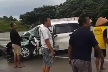 Terios Ringsek Hantam Truk Batu Alam di Tol Ngawi Empat Orang Terluka Foto BeritaJatim.com