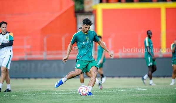 Persebaya Siap Tampil Maksimal Hadapi Semen Padang Meski Jadwal Padat Foto BeritaJatim.com