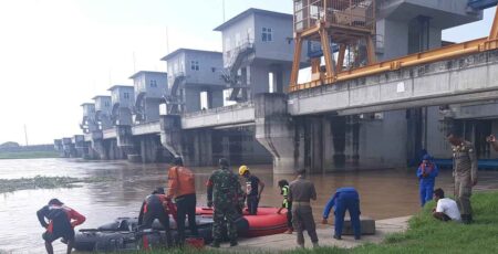 Perahu Terbalik, Warga Lamongan Terseret Arus Bengawan Solo Belum Ditemukan Foto BeritaJatim.com