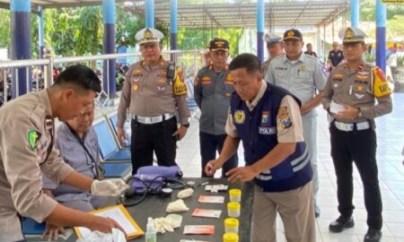 Sopir Bus Jalani Pemeriksaan Tes Urine di Terminal Pamekasan Foto BeritaJatim.com