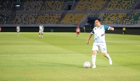Fun Football di GBT: Pj Gubernur Jatim Cetak Hat-Trick, Perkuat Silaturahmi Antar Kepala Daerah Foto BeritaJatim.com