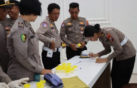 Personel Polres Pamekasan Jalani Pemeriksaan Urine, Ini Hasilnya Foto BeritaJatim.com
