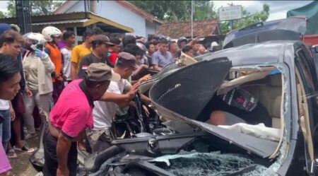 Laka Lantas di Jalur Ponorogo-Pacitan: Truk Ekspedisi Terguling, Sopir Xpander Terjepit Foto BeritaJatim.com