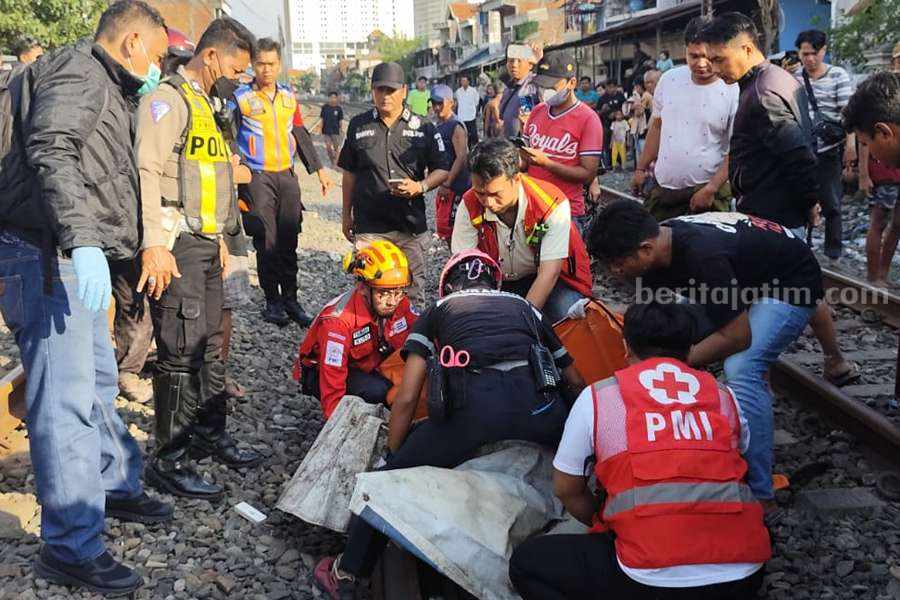 Tertabrak Kereta Api di Dupak Surabaya, 2 Orang Meninggal Foto BeritaJatim.com