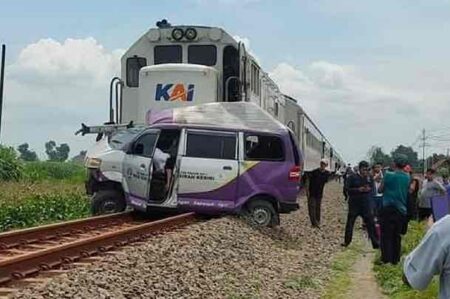 Mobil Jenazah RSUD Gambiran Kediri Tertabrak KA Matarmaja, Sopir Meninggal Foto BeritaJatim.com