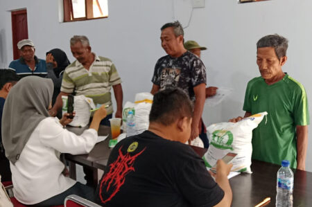 Persiapan Nataru, Perum BULOG Cabang Kediri Salurkan Bantuan Pangan Foto BeritaJatim.com