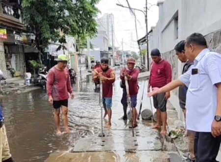 Warga Asemrowo Surabaya Terjebak Banjir 4 Hari Foto BeritaJatim.com