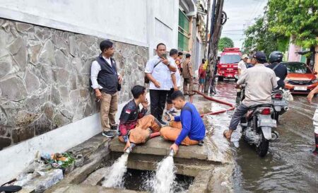 Penyebab Banjir di Asemrowo Surabaya, LPMK: Proyek Asal-asalan Foto BeritaJatim.com