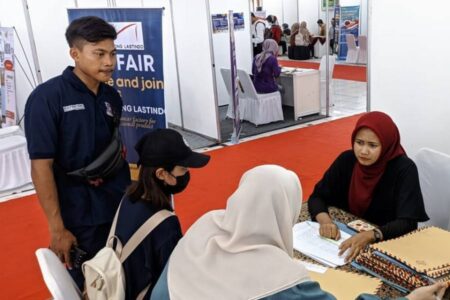 Hari Terakhir Career Expo di Bojonegoro Masih Diburu Pencari Kerja Foto BeritaJatim.com