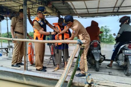 Siaga Banjir, Dishub Bojonegoro Sosialisasikan Keselamatan Angkutan Sungai Foto BeritaJatim.com