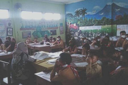 Warga SD-TK di Sukowati Bojonegoro Merasa Terganggu Bau Pengeringan Tembakau Foto BeritaJatim.com