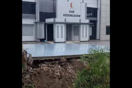 Baru Diresmikan, Pagar GOR Kedungadem Bojonegoro Ambruk Foto BeritaJatim.com