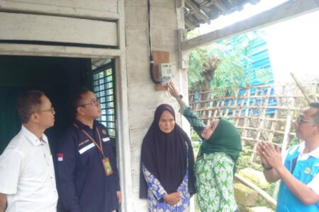 Ratusan Rumah Tangga di Bojonegoro Terima Pemasangan Listrik Gratis Foto BeritaJatim.com