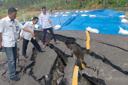 Jalan Lintas Selatan di Donomulyo Malang Ambles Foto BeritaJatim.com