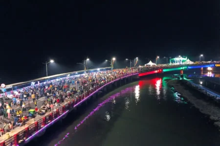 Surabaya Rayakan Malam Pergantian Tahun dengan Spektakuler di Jembatan Suroboyo Foto BeritaJatim.com