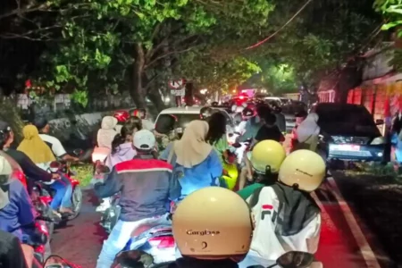Tahun Baru 2025, Jalan Pantai Kenjeran Arah Jembatan Suroboyo Macet Foto BeritaJatim.com