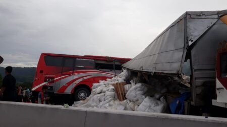 Laka Tol Pandaan-Malang, Bus Bawa Rombongan 40 Siswa SMP Bogor Foto BeritaJatim.com