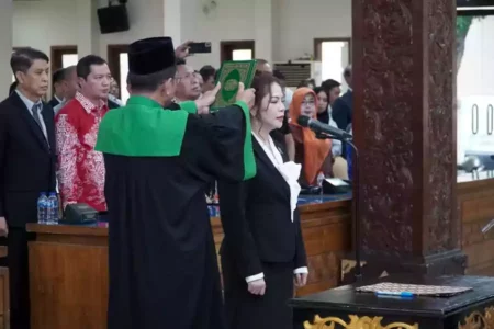 Nur Rahmawati Resmi Dilantik Sebagai Nahkoda Baru Bank Daerah Lamongan 2024-2029 Foto BeritaJatim.com