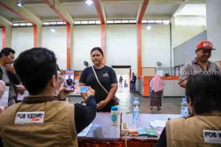 Hari Pertama Penyaluran BPNT dan PKH Tahap III dan IV di Kota Kediri Foto BeritaJatim.com