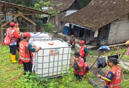Ratusan Warga Dua Desa di Jember Kesulitan Air Bersih Foto BeritaJatim.com